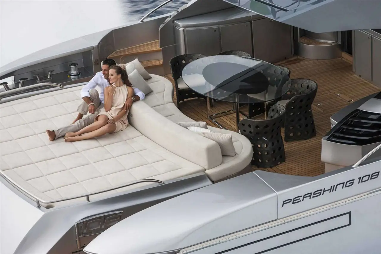 Pershing 108, cabine principale — Saint Tropez Yacht Rental, Saint-Tropez. Pershing 108 — 33m