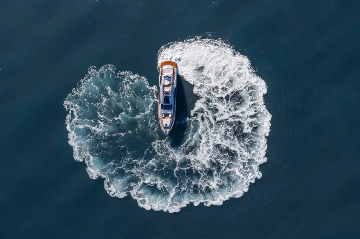 Pershing 8X, pont principal — Saint Tropez Yacht Rental, Saint-Tropez. Pershing 8X — 25m