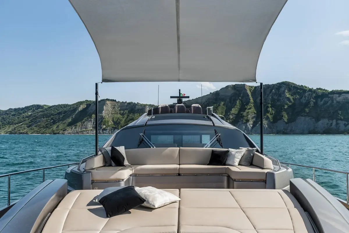 Pershing 8X, pont arrière — Saint Tropez Yacht Rental, Saint-Tropez. Pershing 8X — 25m