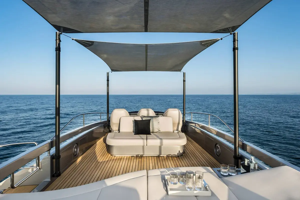 Pershing 8X, salon — Saint Tropez Yacht Rental, Saint-Tropez. Pershing 8X — 25m