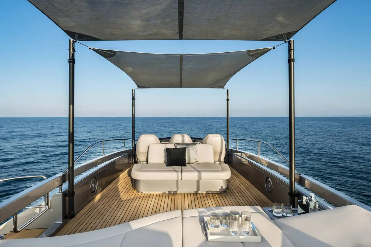 Pershing 8X, salon — Saint Tropez Yacht Rental, Saint-Tropez. Pershing 8X — 25m