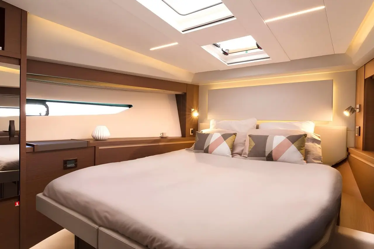 Prestige 520 Fly, pont principal — Saint Tropez Yacht Rental, Saint-Tropez. Prestige 520 Fly — 15m