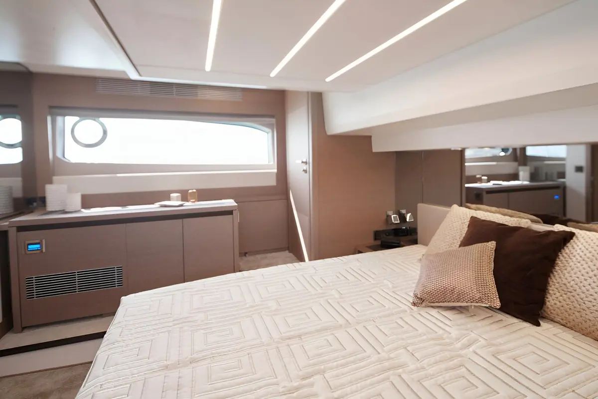 Prestige 520 Fly, pont arrière — Saint Tropez Yacht Rental, Saint-Tropez. Prestige 520 Fly — 15m
