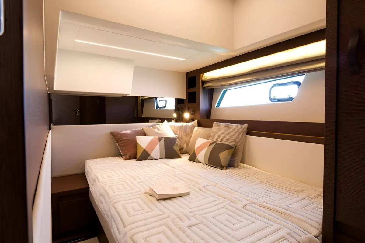 Prestige 520 Fly, salon — Saint Tropez Yacht Rental, Saint-Tropez. Prestige 520 Fly — 15m