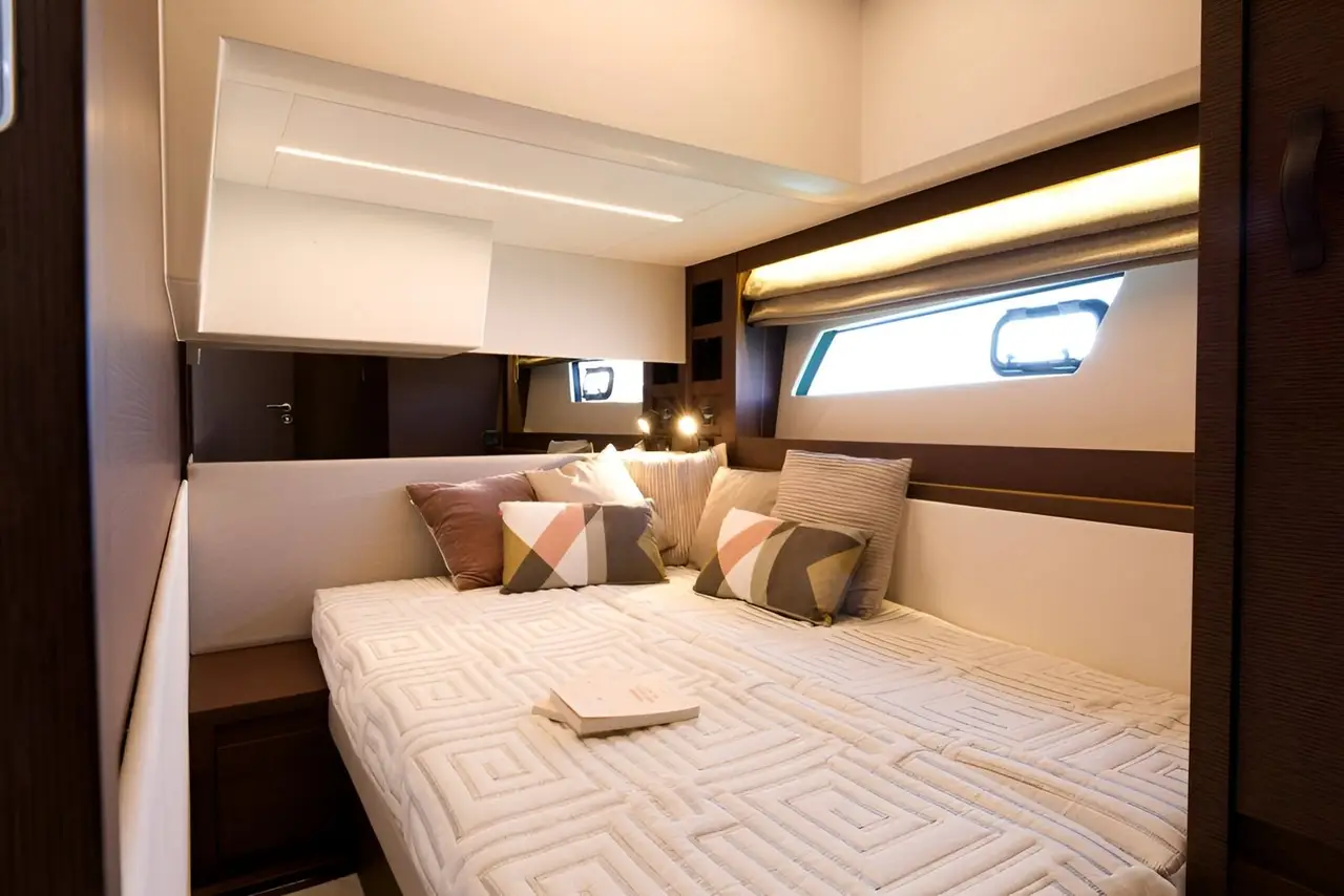 Prestige 520 Fly, salon — Saint Tropez Yacht Rental, Saint-Tropez. Prestige 520 Fly — 15m