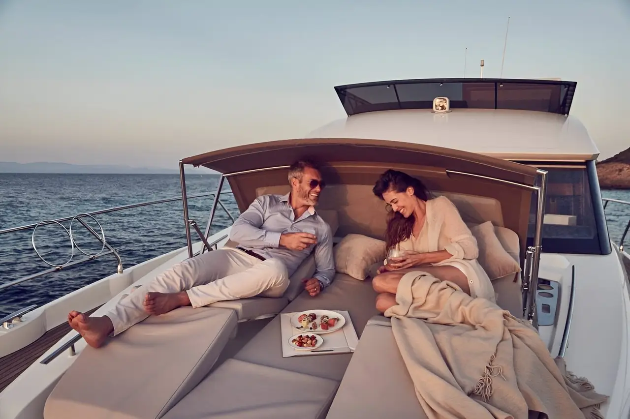 Prestige 520 Fly, cabine principale — Saint Tropez Yacht Rental, Saint-Tropez. Prestige 520 Fly — 15m