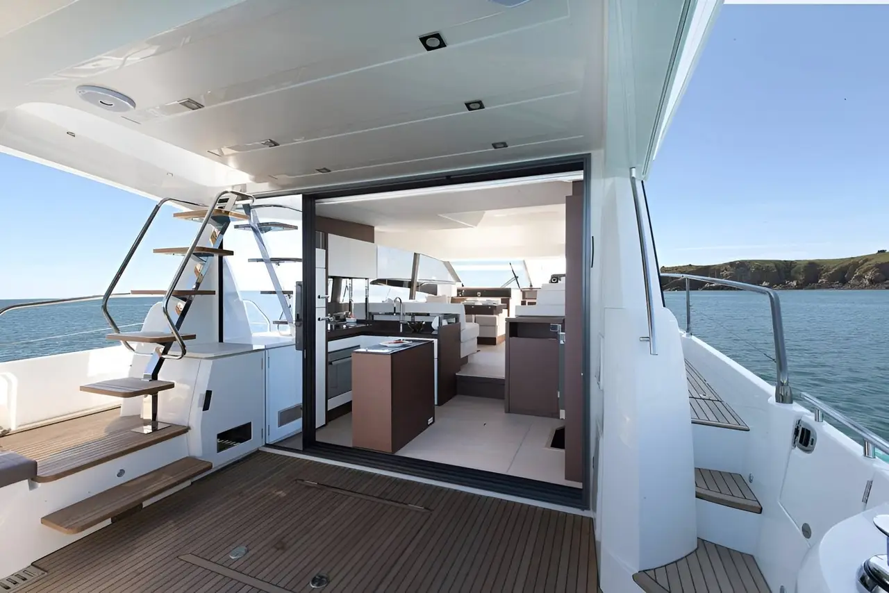 Prestige 520 Fly, flybridge — Saint Tropez Yacht Rental, Saint-Tropez. Prestige 520 Fly — 15m