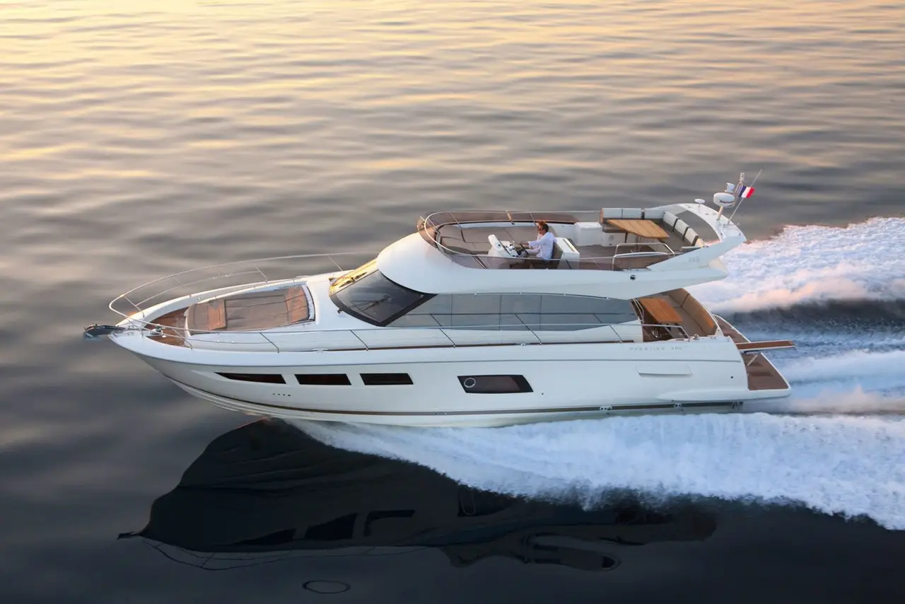 Prestige 550 FLY — Saint Tropez Yacht Rental, Saint-Tropez. Prestige 550 FLY — 18m