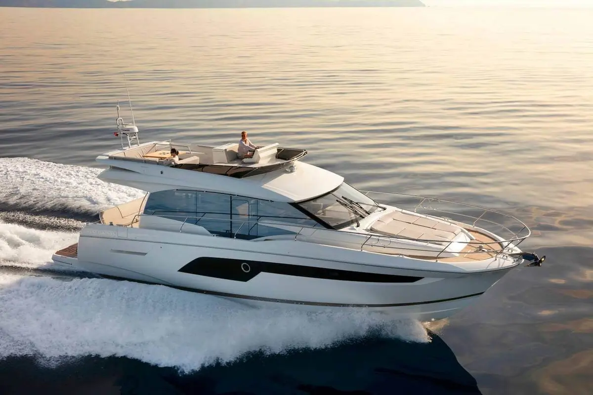 Prestige 550 FLY, extérieur — Saint Tropez Yacht Rental, Saint-Tropez. Prestige 550 FLY — 18m