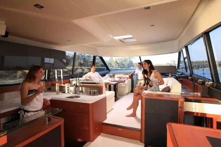 Prestige 550 FLY, salon — Saint Tropez Yacht Rental, Saint-Tropez. Prestige 550 FLY — 18m