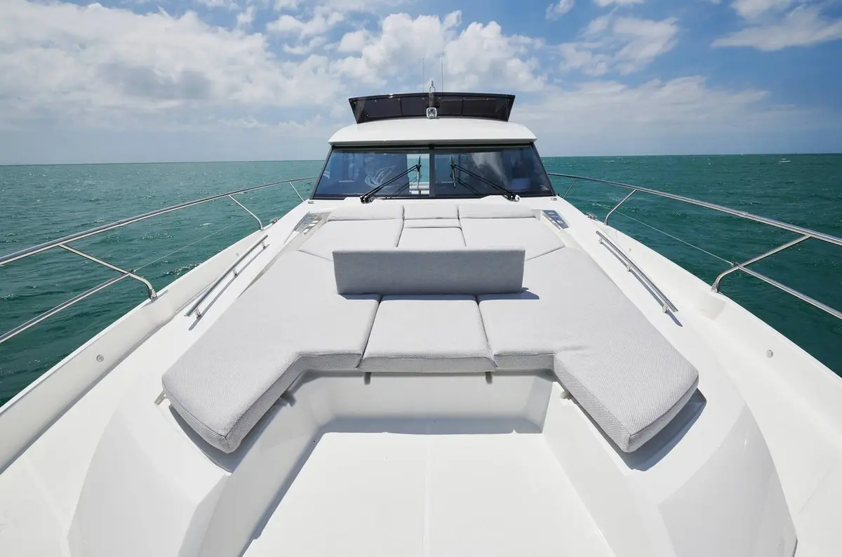 Prestige 590 Fly, pont principal — Saint Tropez Yacht Rental, Saint-Tropez. Prestige 590 Fly — 19m