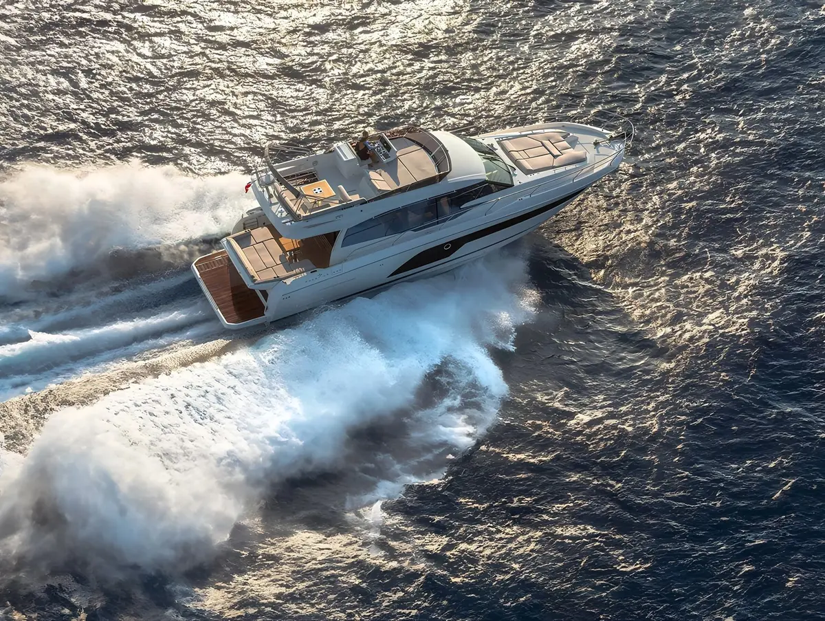 Prestige 590 Fly, pont arrière — Saint Tropez Yacht Rental, Saint-Tropez. Prestige 590 Fly — 19m