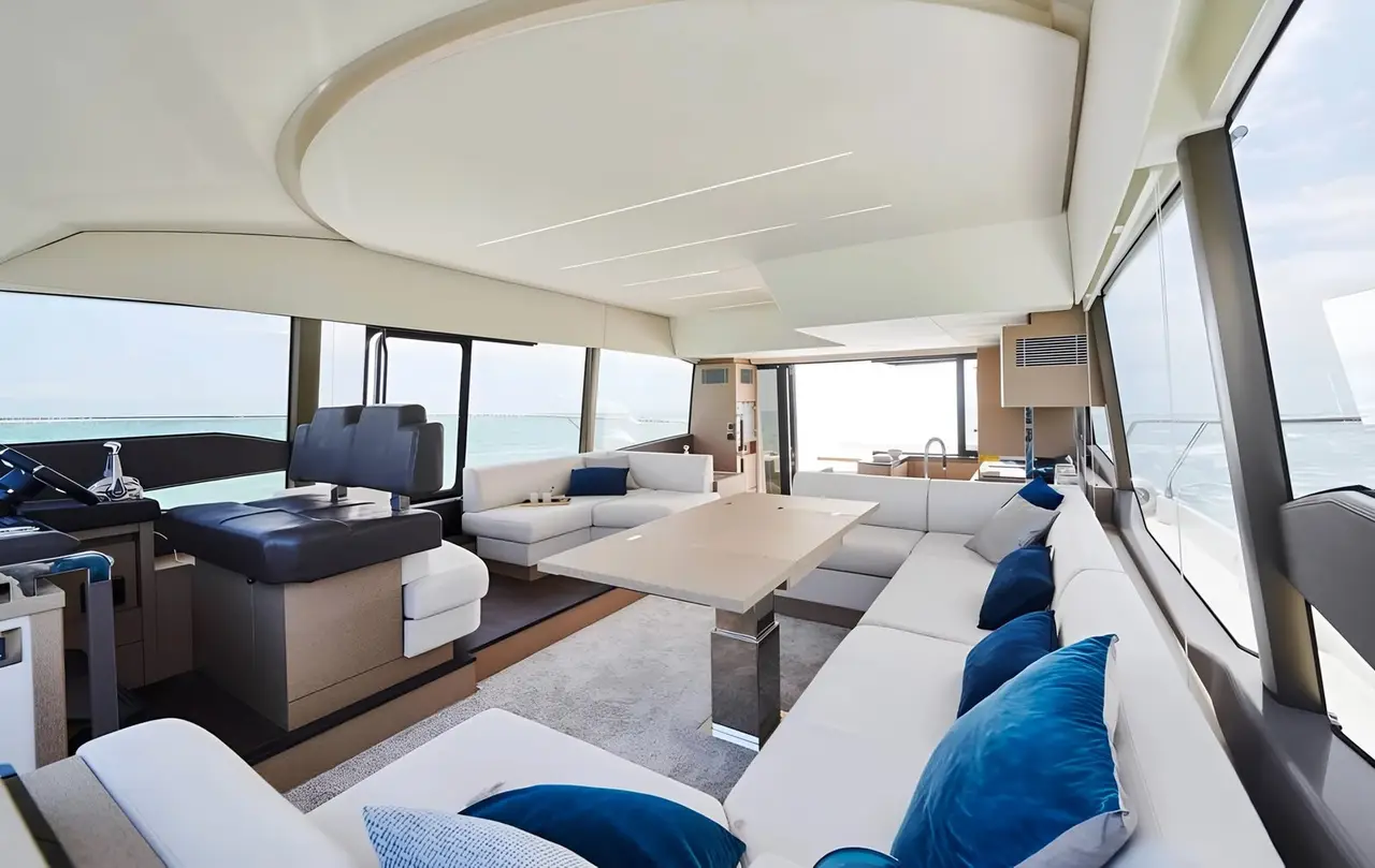 Prestige 590 Fly, salon — Saint Tropez Yacht Rental, Saint-Tropez. Prestige 590 Fly — 19m