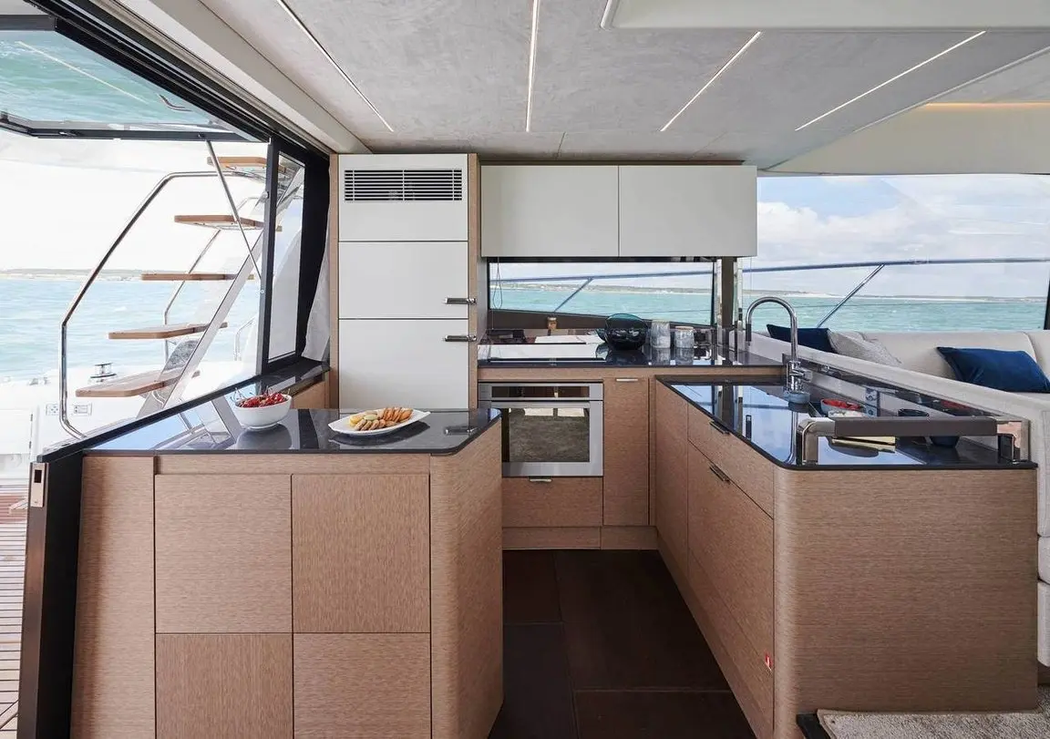 Prestige 590 Fly, cabine principale — Saint Tropez Yacht Rental, Saint-Tropez. Prestige 590 Fly — 19m