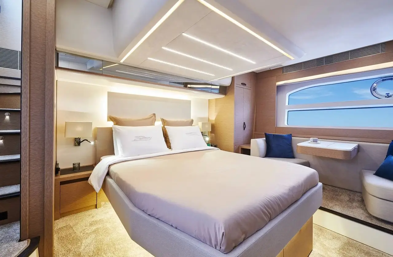 Prestige 590 Fly, flybridge — Saint Tropez Yacht Rental, Saint-Tropez. Prestige 590 Fly — 19m