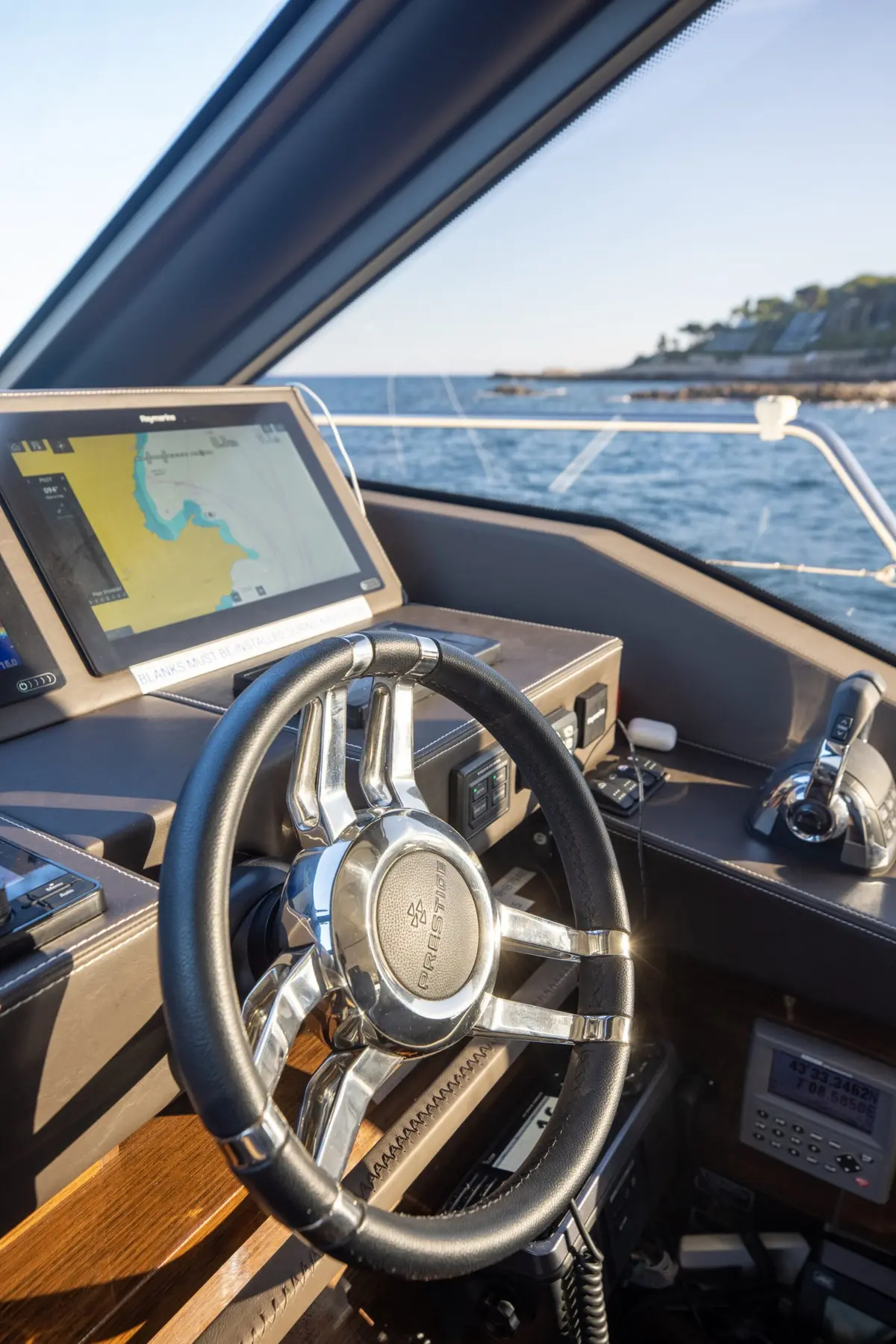 Prestige 680s, cabine principale — Saint Tropez Yacht Rental, Saint-Tropez. Prestige 680s — 21.4m