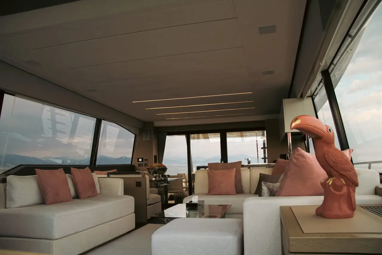 Prestige 680, pont arrière — Saint Tropez Yacht Rental, Saint-Tropez. Prestige 680 — 22m