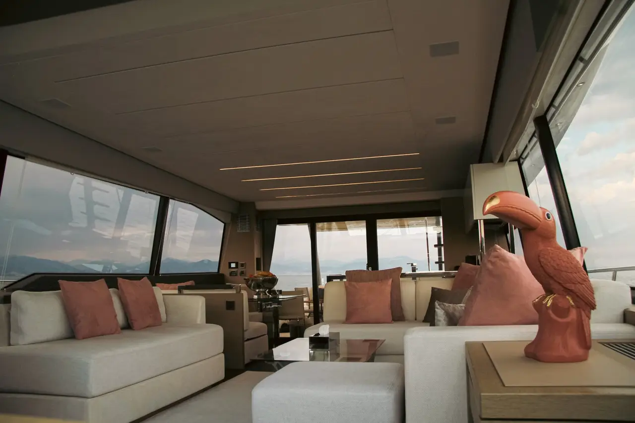 Prestige 680, salon — Saint Tropez Yacht Rental, Saint-Tropez. Prestige 680 — 22m