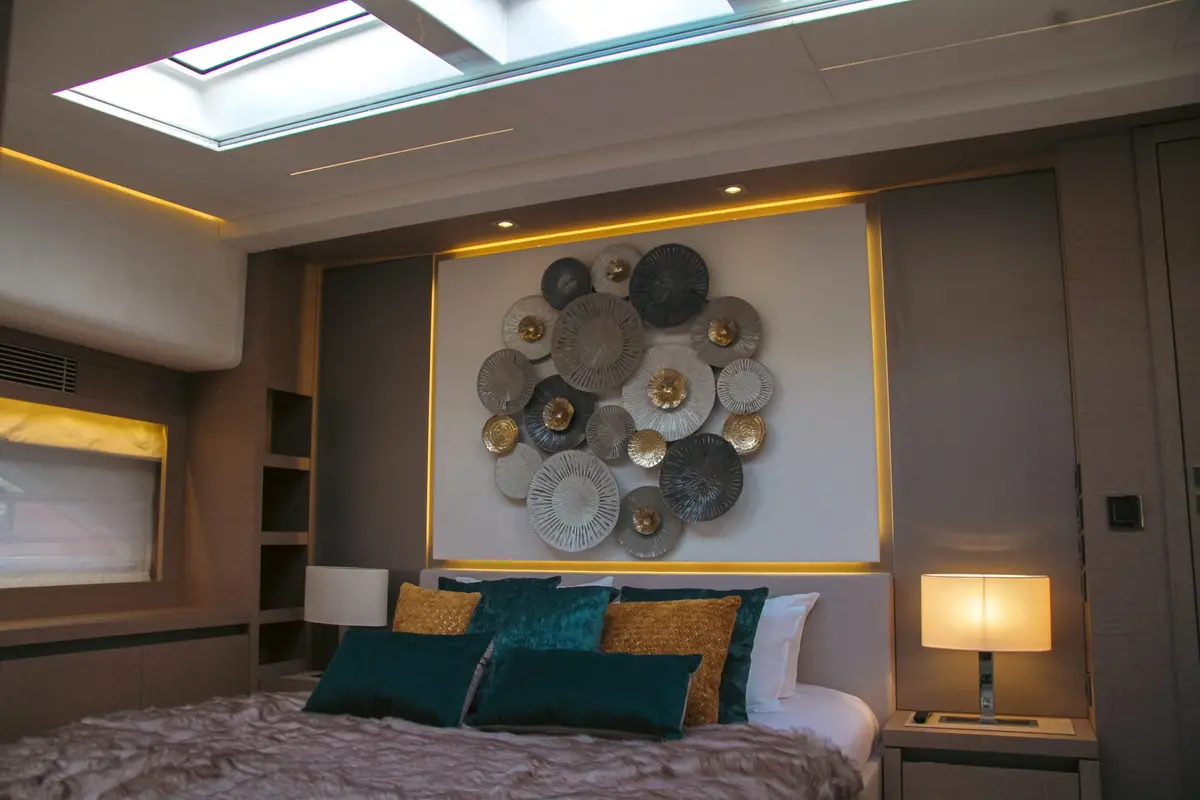 Prestige 680, cabine principale — Saint Tropez Yacht Rental, Saint-Tropez. Prestige 680 — 22m