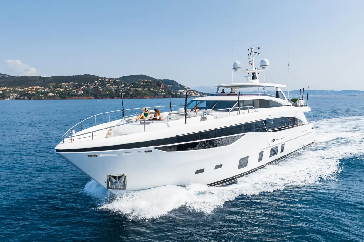Princess 35M, extérieur — Saint Tropez Yacht Rental, Saint-Tropez. Princess 35M — 35m