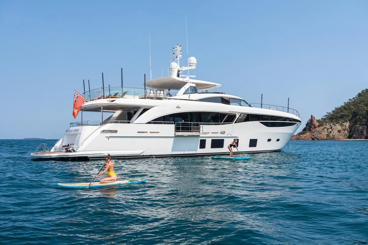 Princess 35M, cabine principale — Saint Tropez Yacht Rental, Saint-Tropez. Princess 35M — 35m