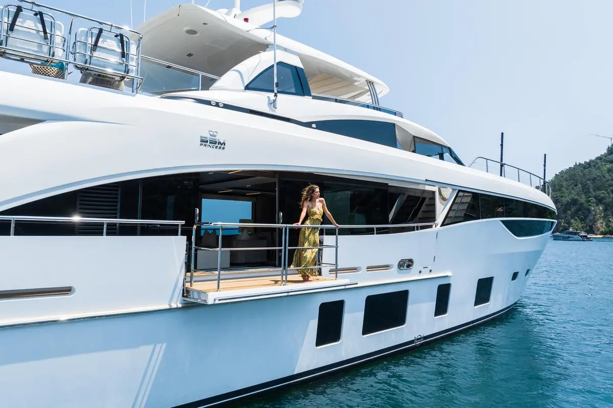 Princess 35M, extérieur — Saint Tropez Yacht Rental, Saint-Tropez. Princess 35M — 35m