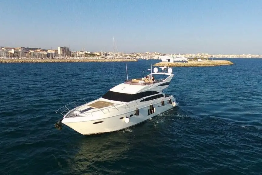 Princess 64 Fly, extérieur — Saint Tropez Yacht Rental, Saint-Tropez. Princess 64 Fly — 20m