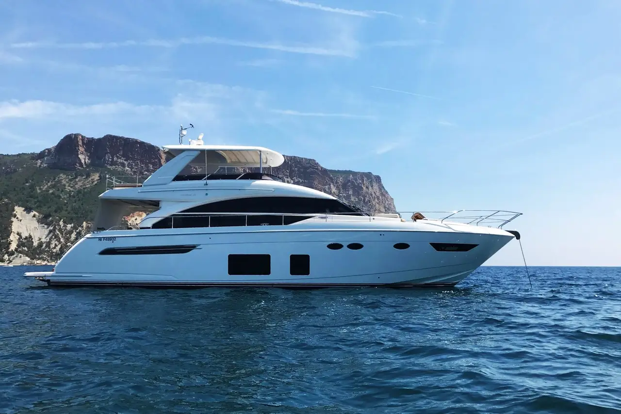 Princess 68 Fly, pont arrière — Saint Tropez Yacht Rental, Saint-Tropez. Princess 68 Fly — 21m