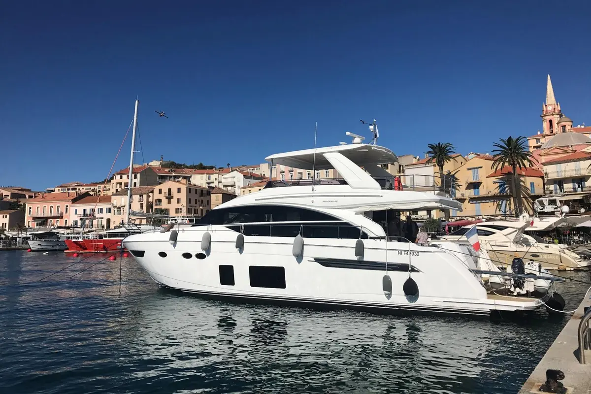 Princess 68 Fly, salon — Saint Tropez Yacht Rental, Saint-Tropez. Princess 68 Fly — 21m
