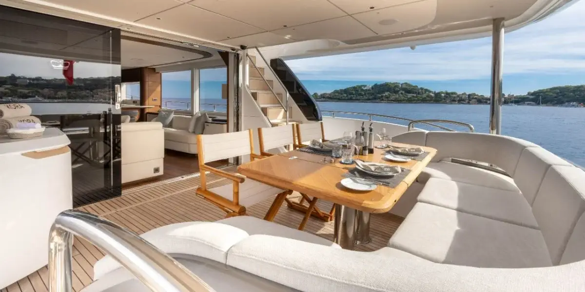 Princess Y80, pont arrière — Saint Tropez Yacht Rental, Saint-Tropez. Princess Y80 — 25m