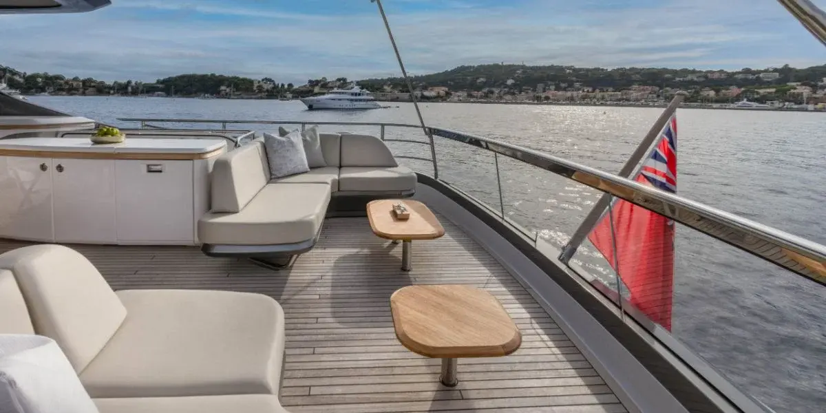 Princess Y80, salon — Saint Tropez Yacht Rental, Saint-Tropez. Princess Y80 — 25m