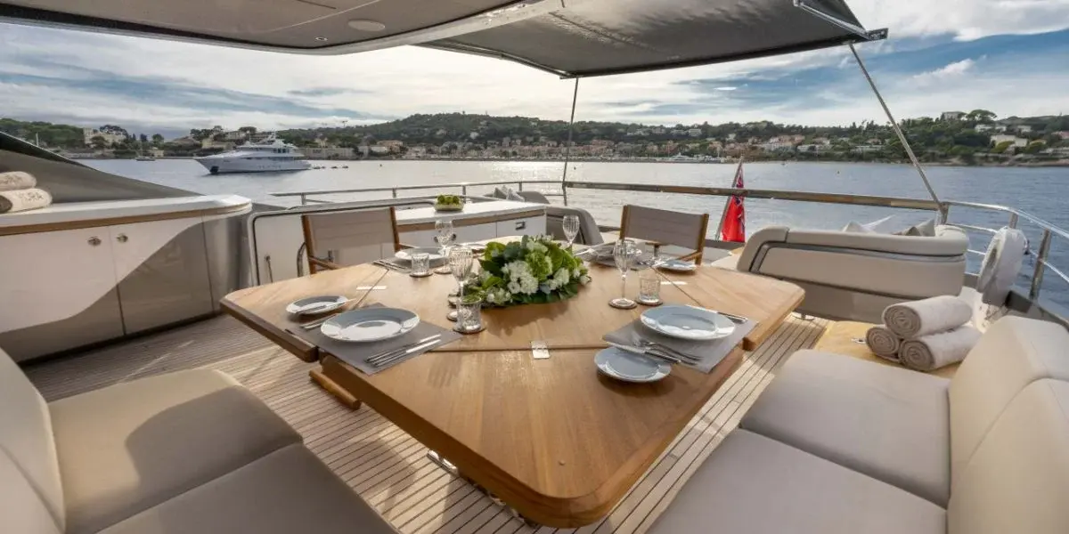 Princess Y80, cabine principale — Saint Tropez Yacht Rental, Saint-Tropez. Princess Y80 — 25m