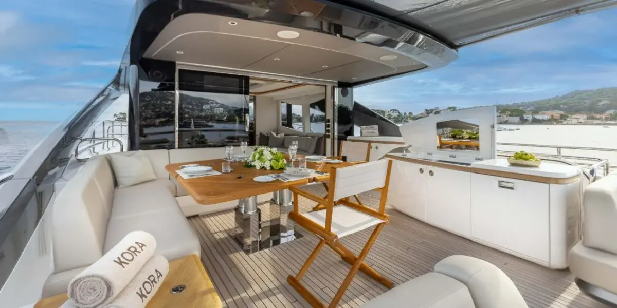Princess Y80, flybridge — Saint Tropez Yacht Rental, Saint-Tropez. Princess Y80 — 25m