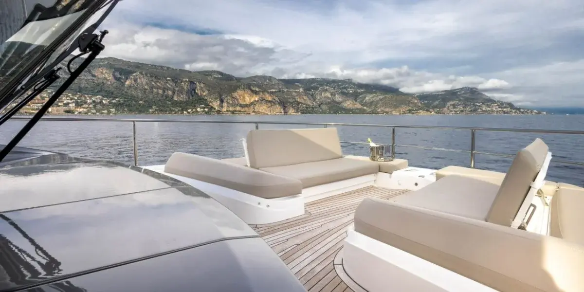 Princess Y80, extérieur — Saint Tropez Yacht Rental, Saint-Tropez. Princess Y80 — 25m