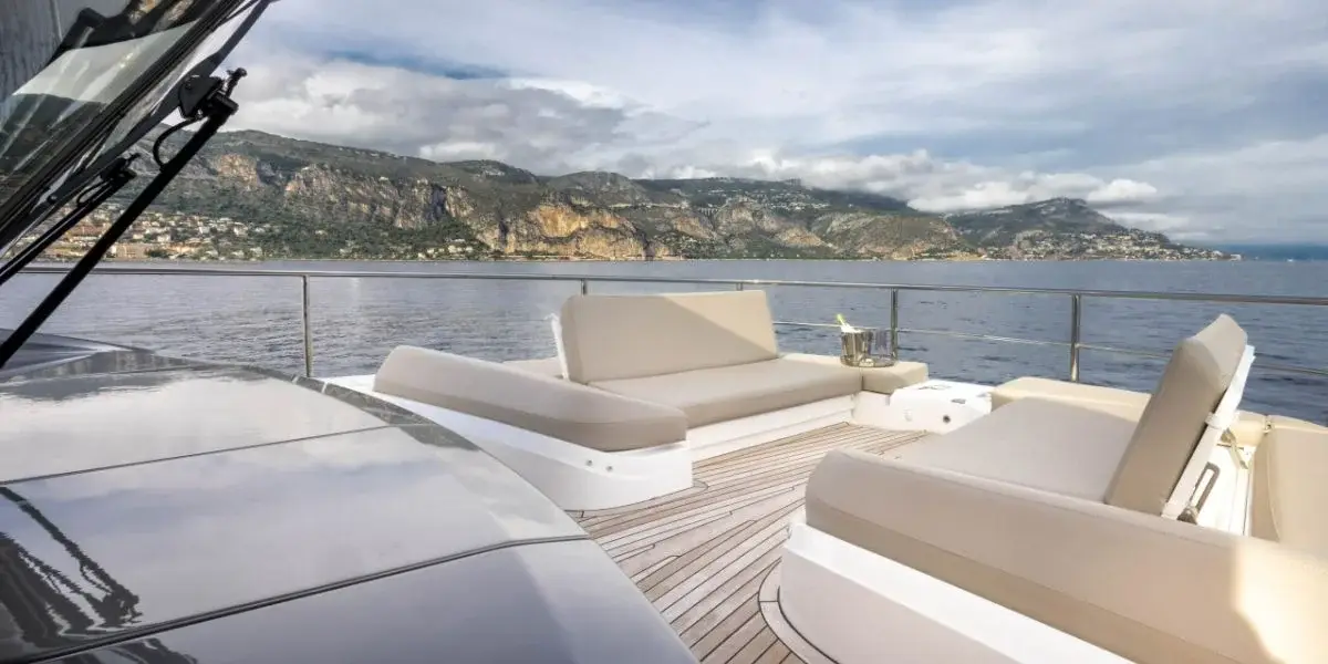 Princess Y80, extérieur — Saint Tropez Yacht Rental, Saint-Tropez. Princess Y80 — 25m