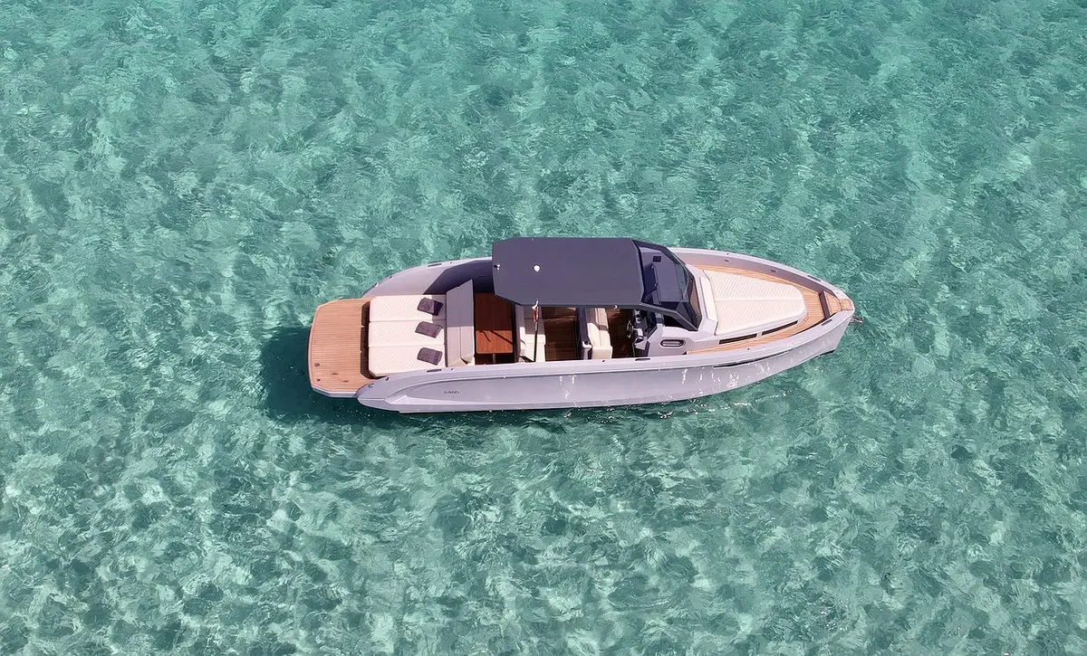 Rand Escape 30, pont principal — Saint Tropez Yacht Rental, Saint-Tropez. Rand Escape 30 — 9m