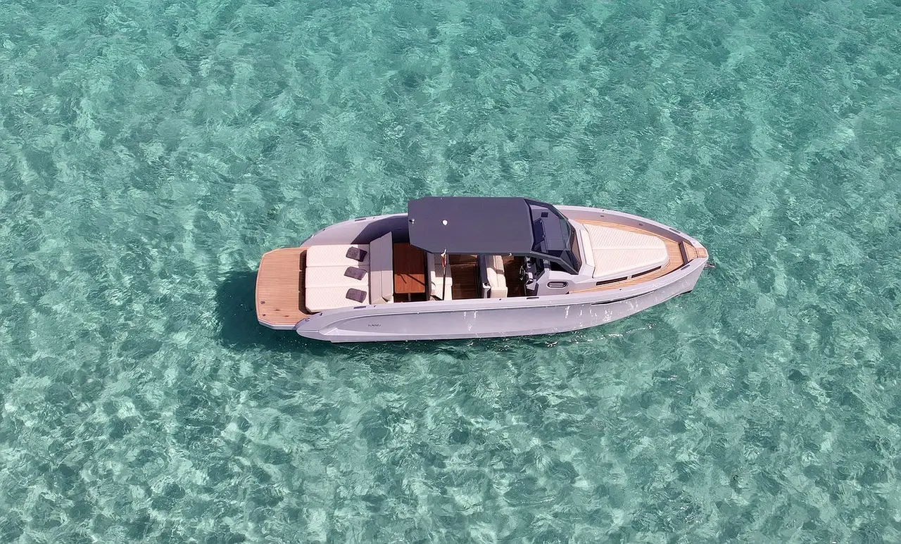Rand Escape 30, pont principal — Saint Tropez Yacht Rental, Saint-Tropez. Rand Escape 30 — 9m