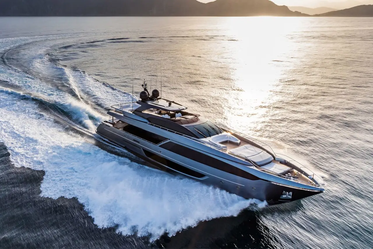 Riva 110, extérieur — Saint Tropez Yacht Rental, Saint-Tropez. Riva 110 — 33m