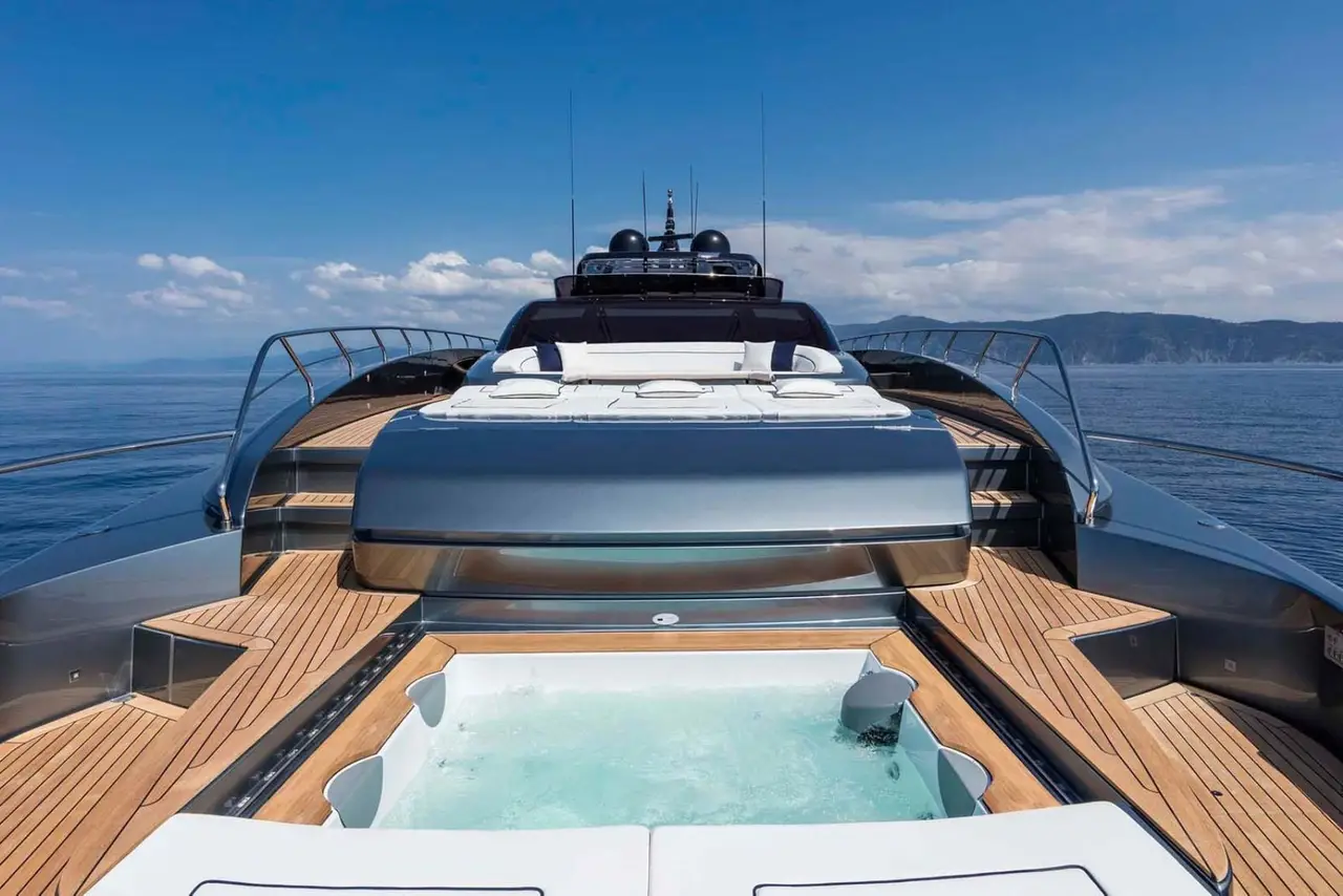 Riva 110, pont principal — Saint Tropez Yacht Rental, Saint-Tropez. Riva 110 — 33m