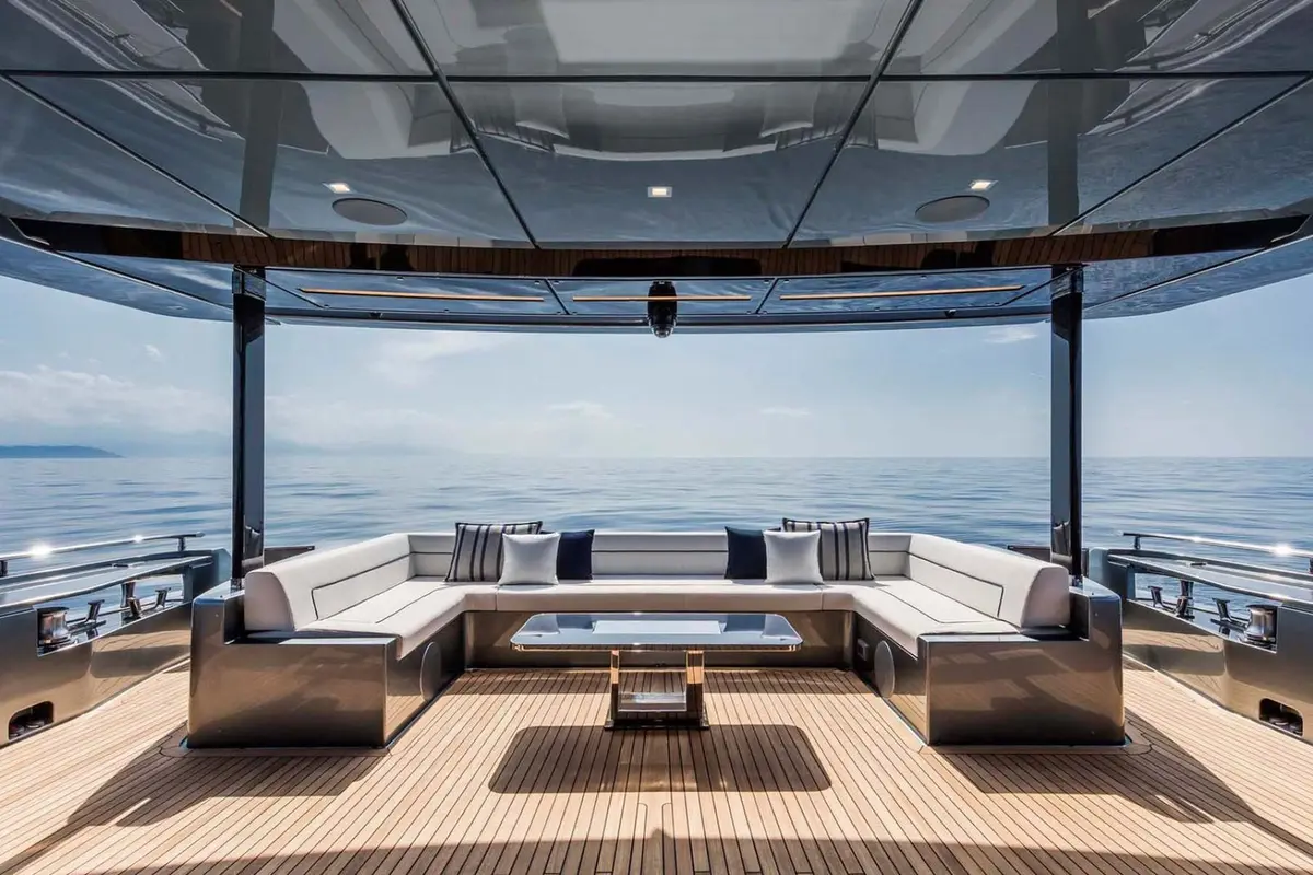 Riva 110, pont arrière — Saint Tropez Yacht Rental, Saint-Tropez. Riva 110 — 33m