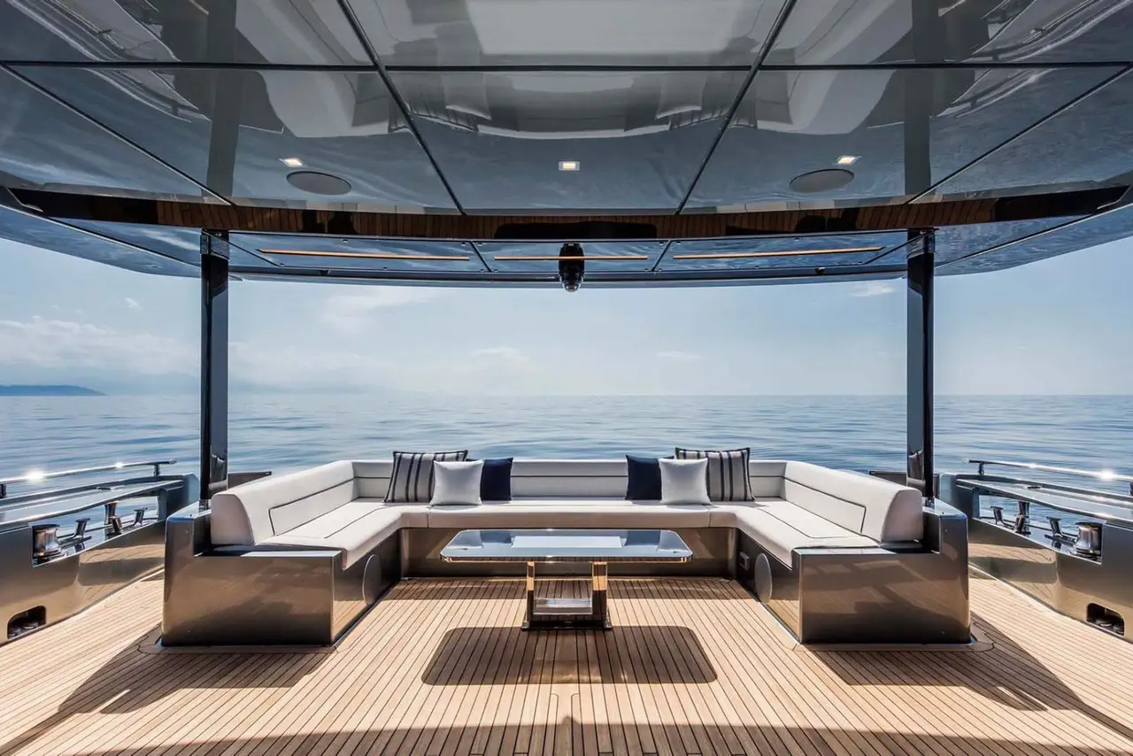 Riva 110, pont arrière — Saint Tropez Yacht Rental, Saint-Tropez. Riva 110 — 33m