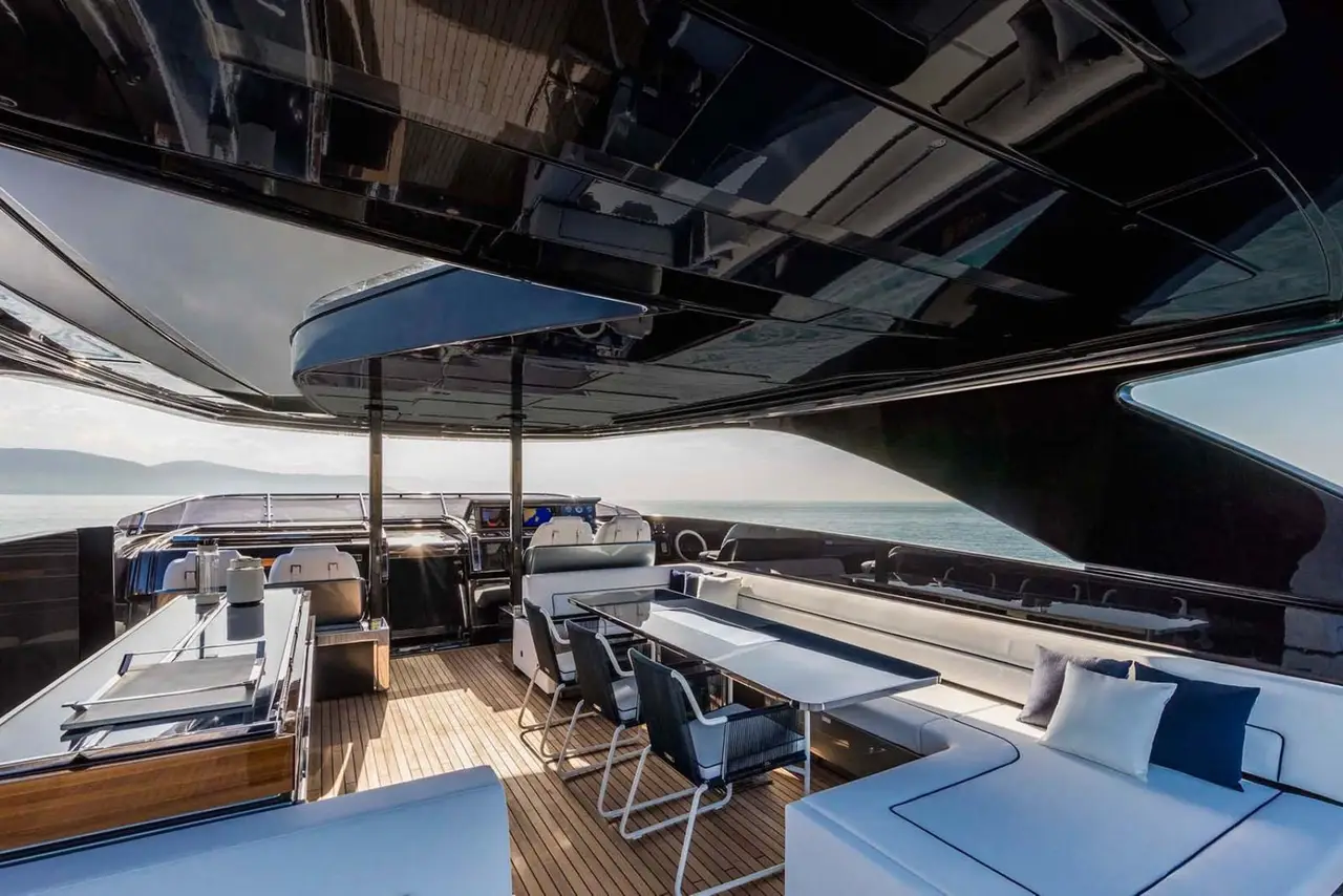 Riva 110, cabine principale — Saint Tropez Yacht Rental, Saint-Tropez. Riva 110 — 33m