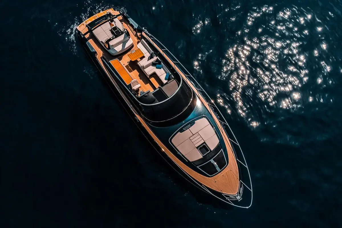 Riva 56 Rivale, cabine principale — Saint Tropez Yacht Rental, Saint-Tropez. Riva 56 Rivale — 17m