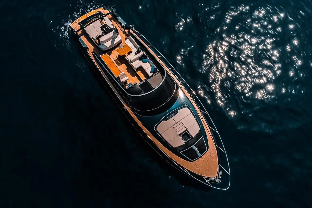 Riva 56 Rivale, cabine principale — Saint Tropez Yacht Rental, Saint-Tropez. Riva 56 Rivale — 17m
