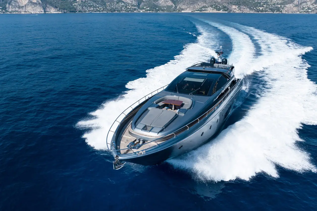 Riva 86 Domino, pont principal — Saint Tropez Yacht Rental, Saint-Tropez. Riva 86 Domino — 26m
