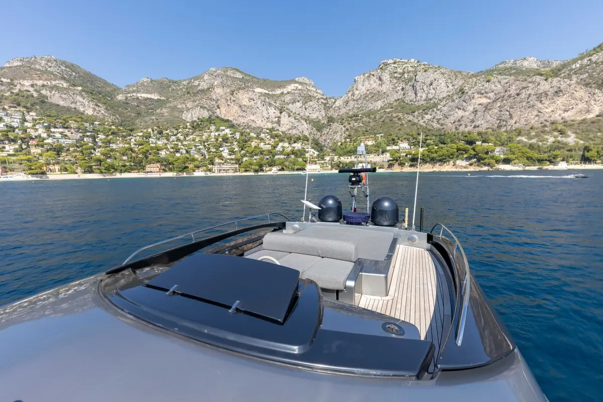 Riva 86 Domino, pont arrière — Saint Tropez Yacht Rental, Saint-Tropez. Riva 86 Domino — 26m