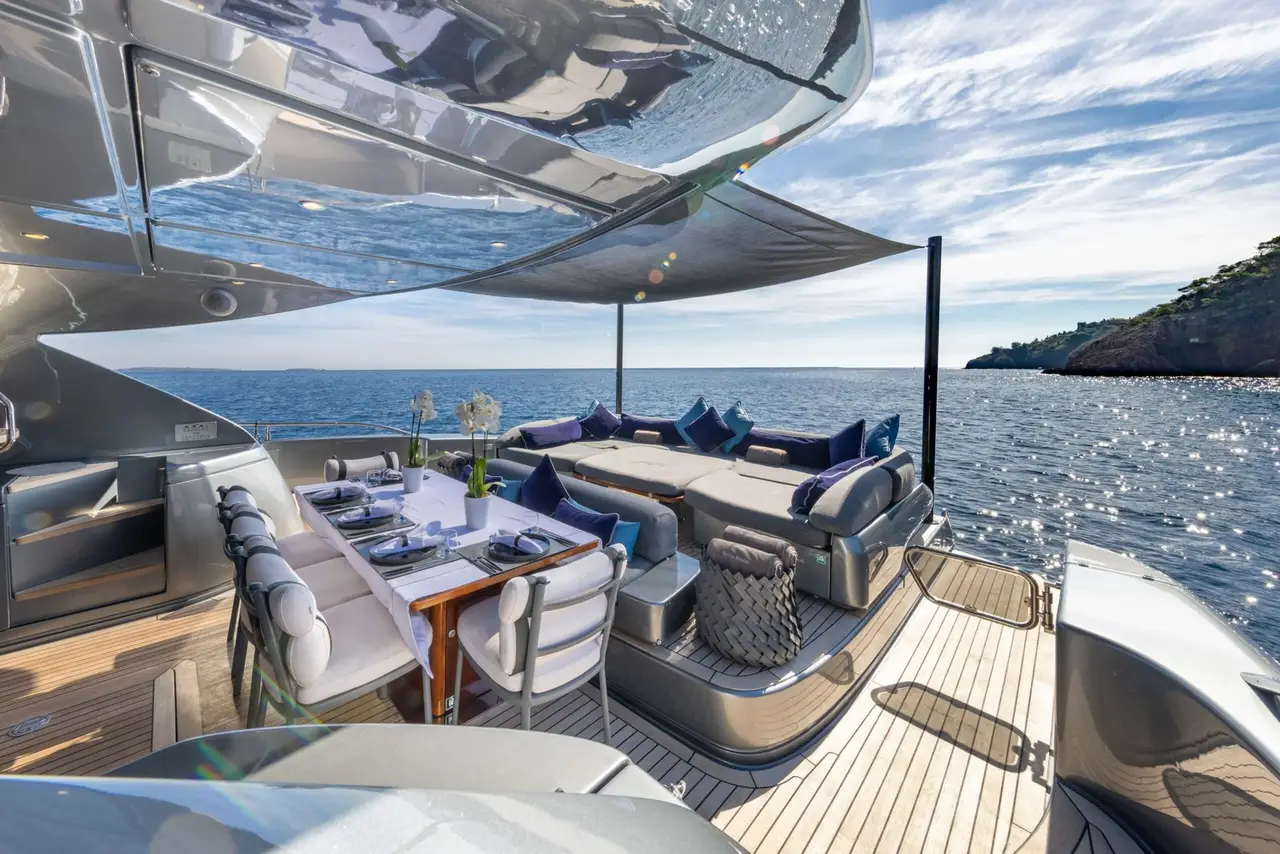 Riva 86 Domino, cabine principale — Saint Tropez Yacht Rental, Saint-Tropez. Riva 86 Domino — 26m
