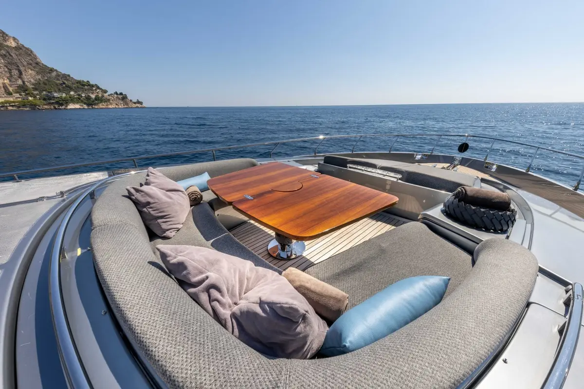 Riva 86 Domino, extérieur — Saint Tropez Yacht Rental, Saint-Tropez. Riva 86 Domino — 26m