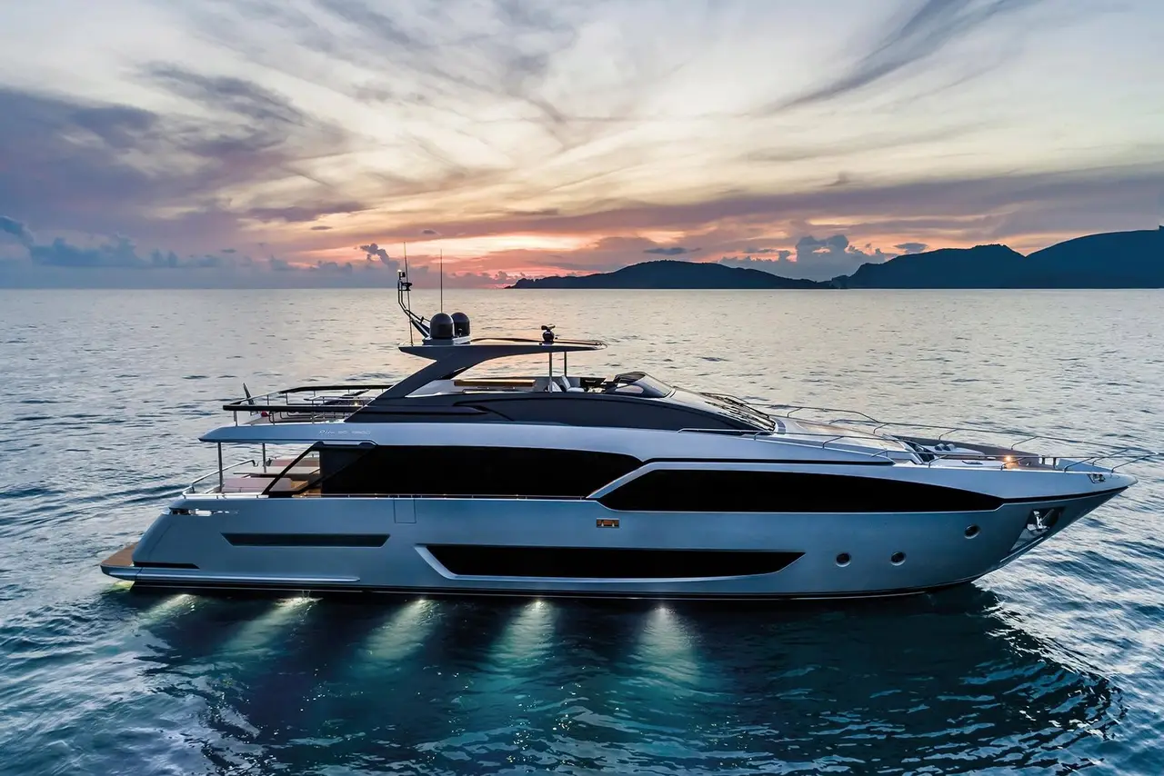 Riva 90, extérieur — Saint Tropez Yacht Rental, Saint-Tropez. Riva 90 — 28.5m