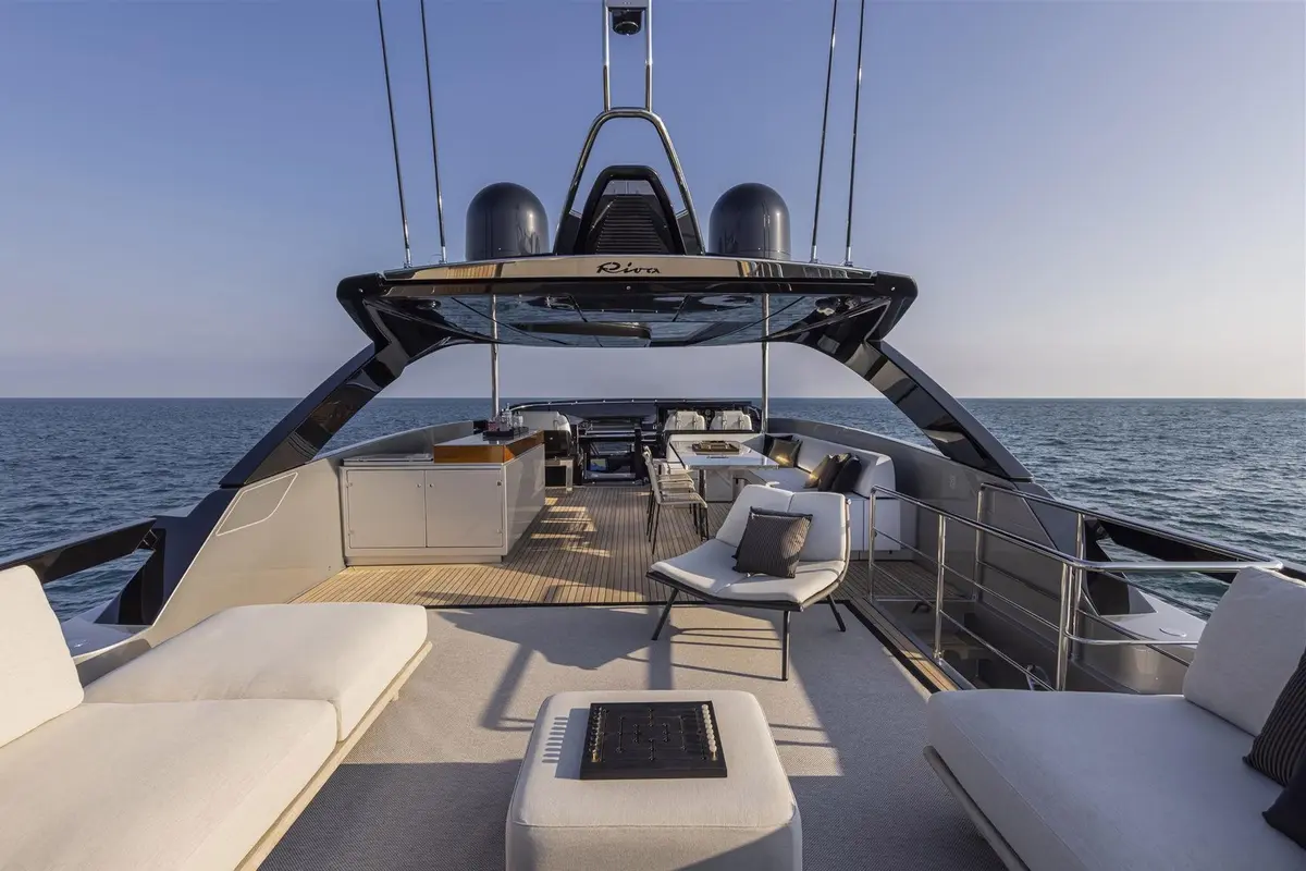 Riva 90, cabine principale — Saint Tropez Yacht Rental, Saint-Tropez. Riva 90 — 28.5m